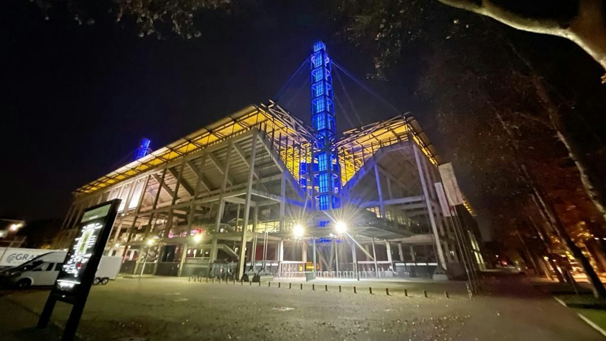 Am Samstagabend (20. November) leuchtete das Kölner Rhein-Energie-Stadion in Blau.kus Krücken