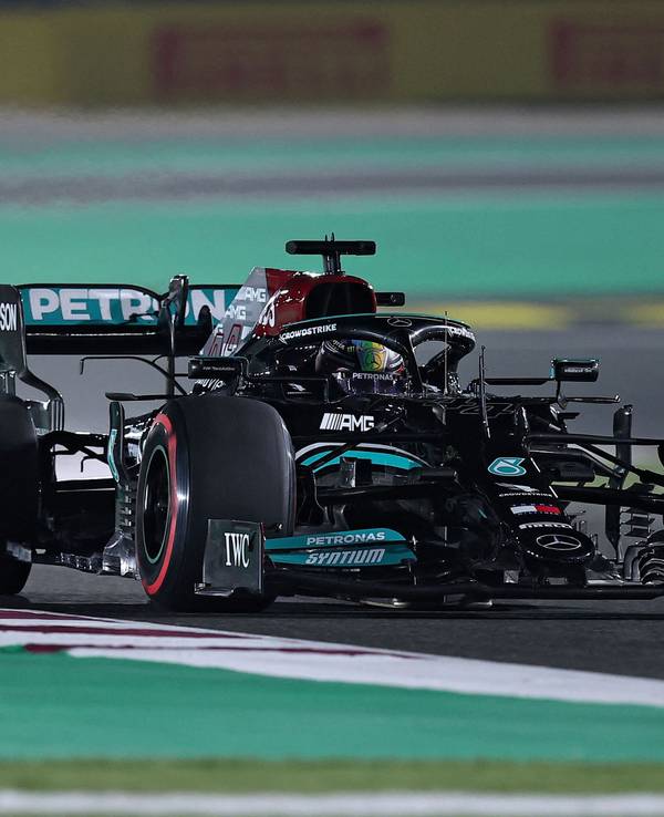 Lewis Hamilton fährt in Katar über die Rennstrecke der Formel 1.