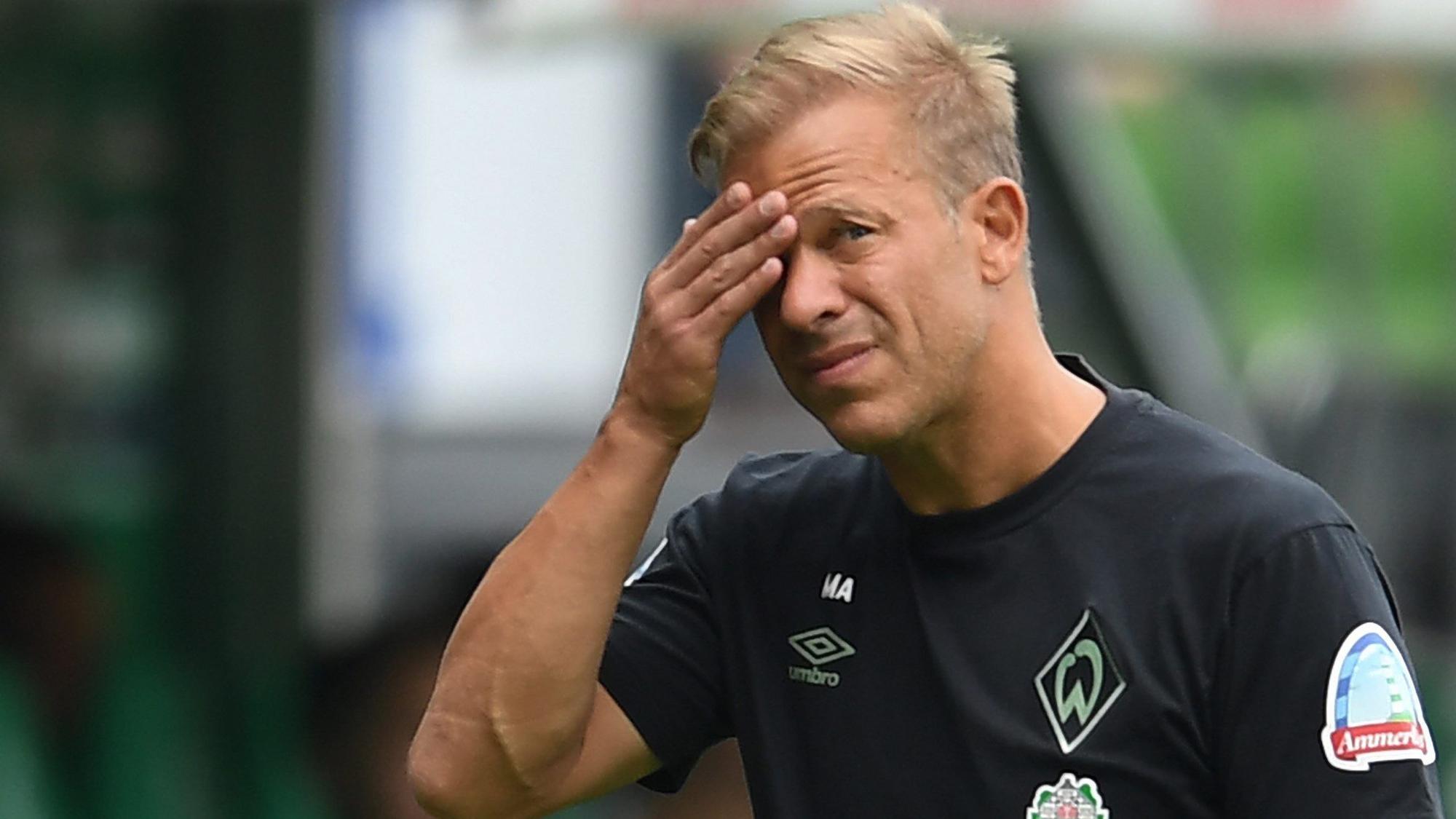 Werder Trainer Markus Anfang steht an der Seitenlinie.