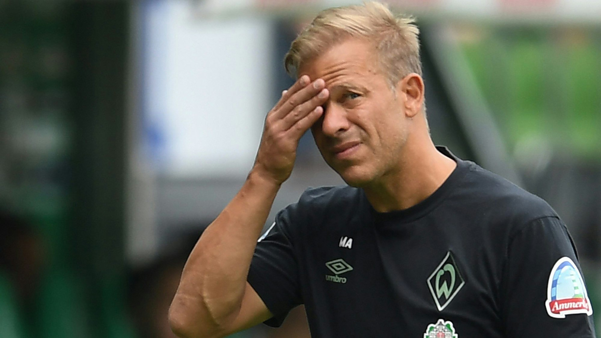 Werder Trainer Markus Anfang steht an der Seitenlinie.