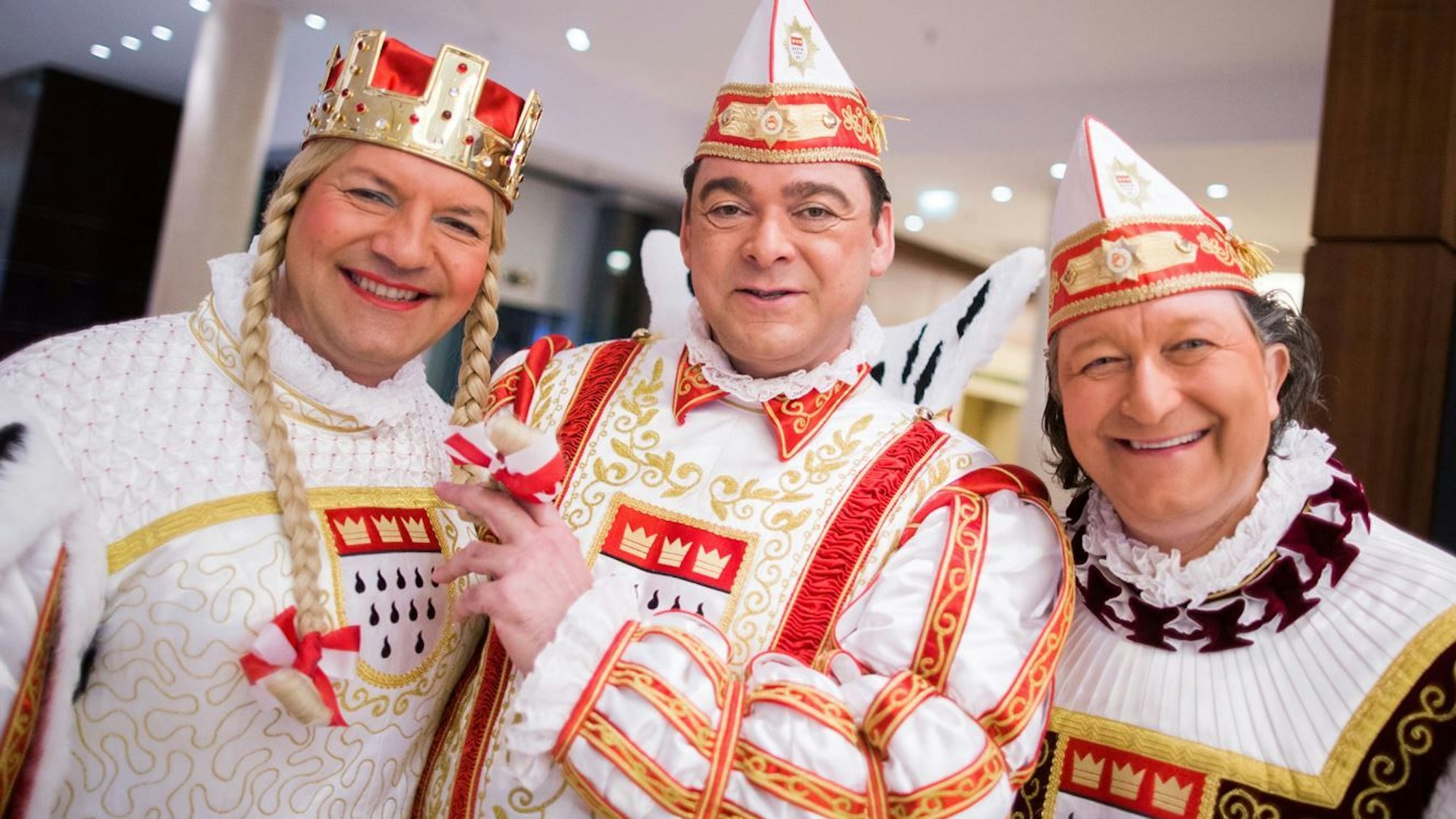 Thomas Elster, hier als Prinz Thomas II., mit Bauer Anton (Maslak) und Jungfrau Johanna (Jörg Hertzner).