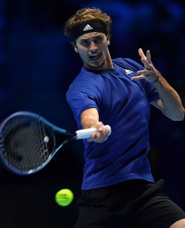 Alexander Zverev mit einem Schlag im ATP-Match gegen Novak Djokovic.