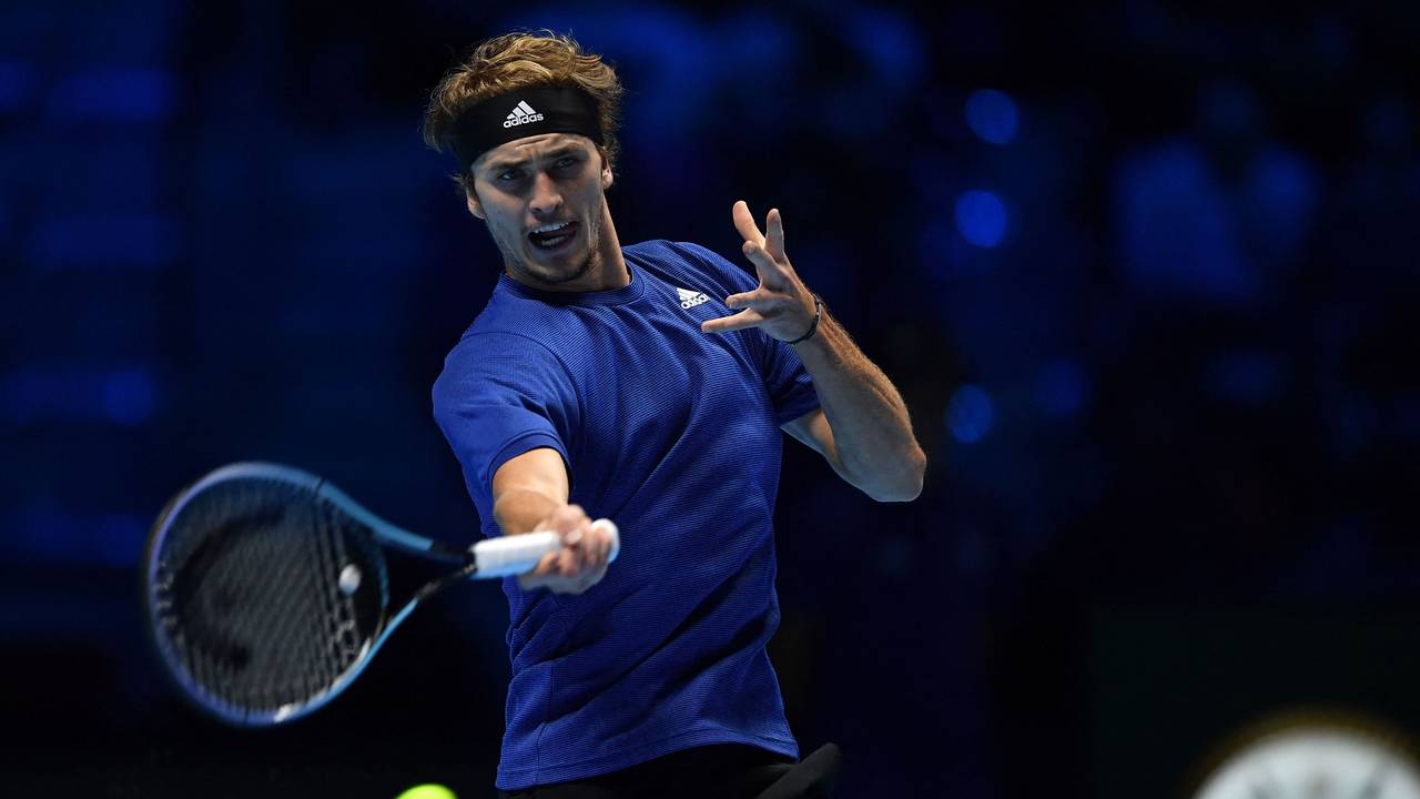 Alexander Zverev mit einem Schlag im ATP-Match gegen Novak Djokovic.
