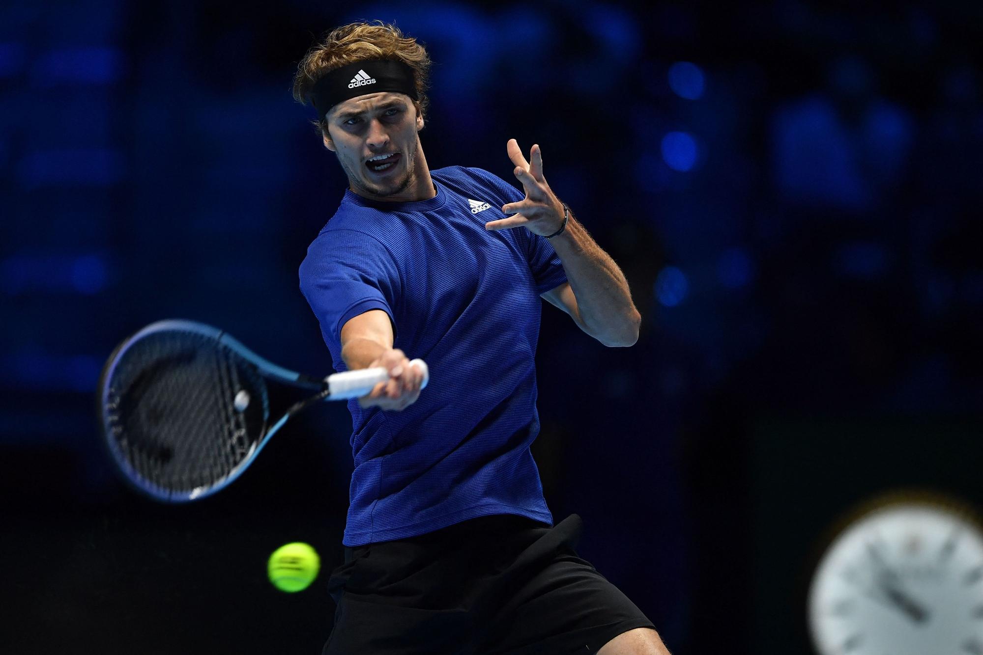 Alexander Zverev mit einem Schlag im ATP-Match gegen Novak Djokovic.