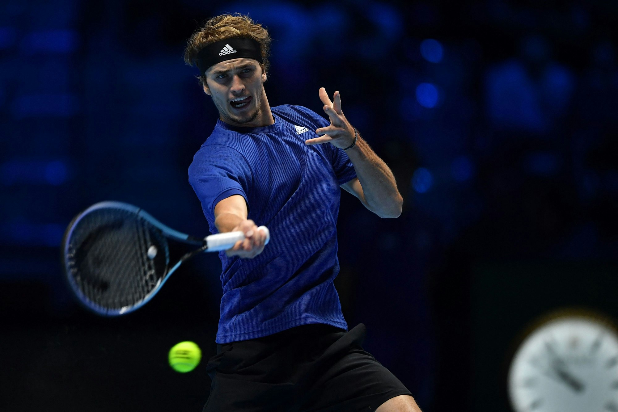 Alexander Zverev mit einem Schlag im ATP-Match gegen Novak Djokovic.