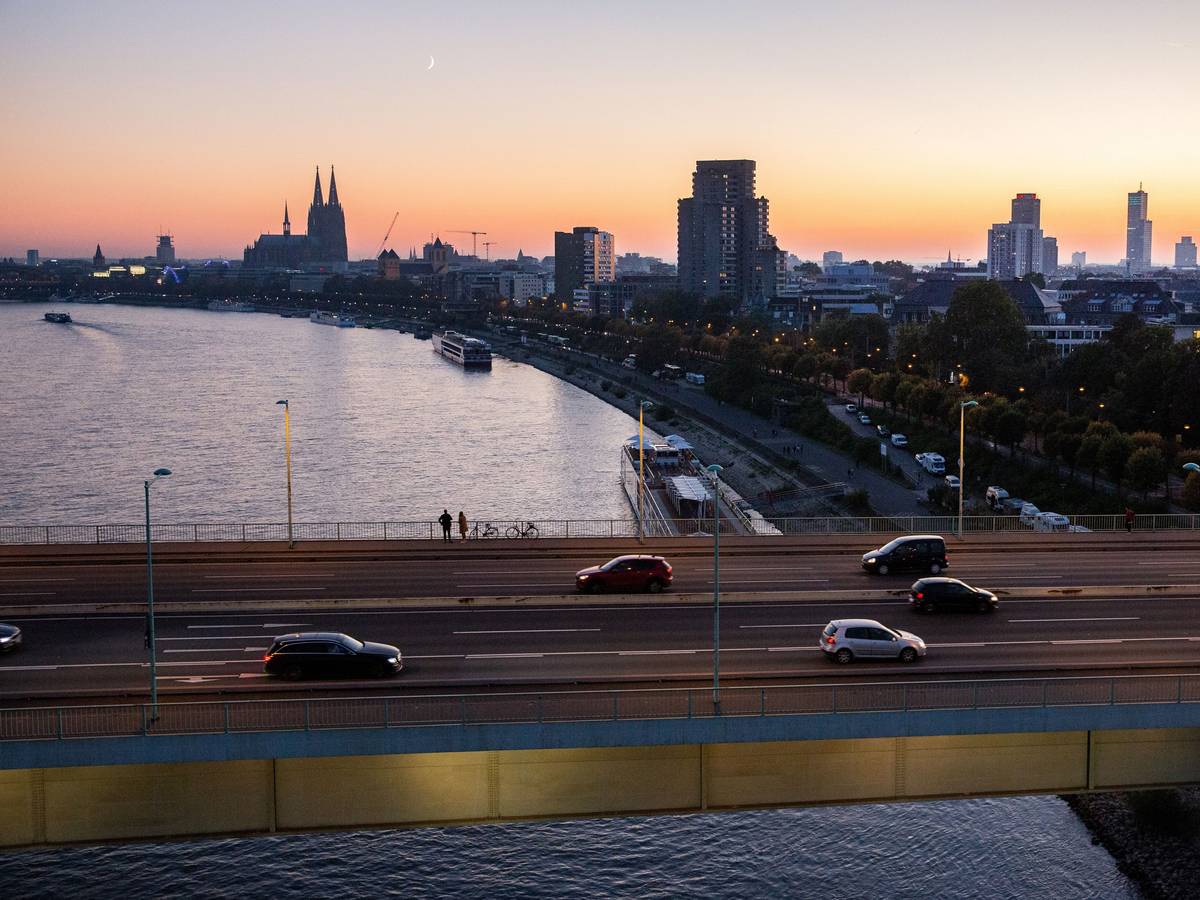 Herbstnachtfahrt der Kölner Seilbahn mit Blick auf Köln und die Zoobrücke.