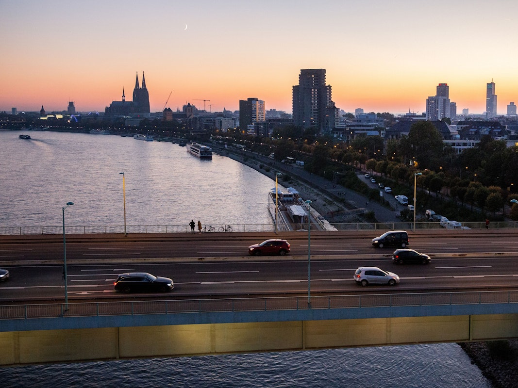 Köln: Herbstnachtfahrt der Kölner Seilbahn mit Blick auf Köln und die Zoobrücke.