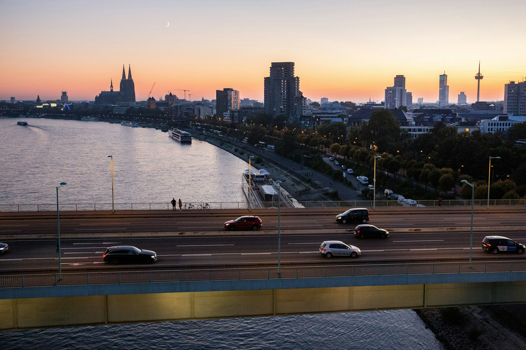 Köln: Herbstnachtfahrt der Kölner Seilbahn mit Blick auf Köln und die Zoobrücke.