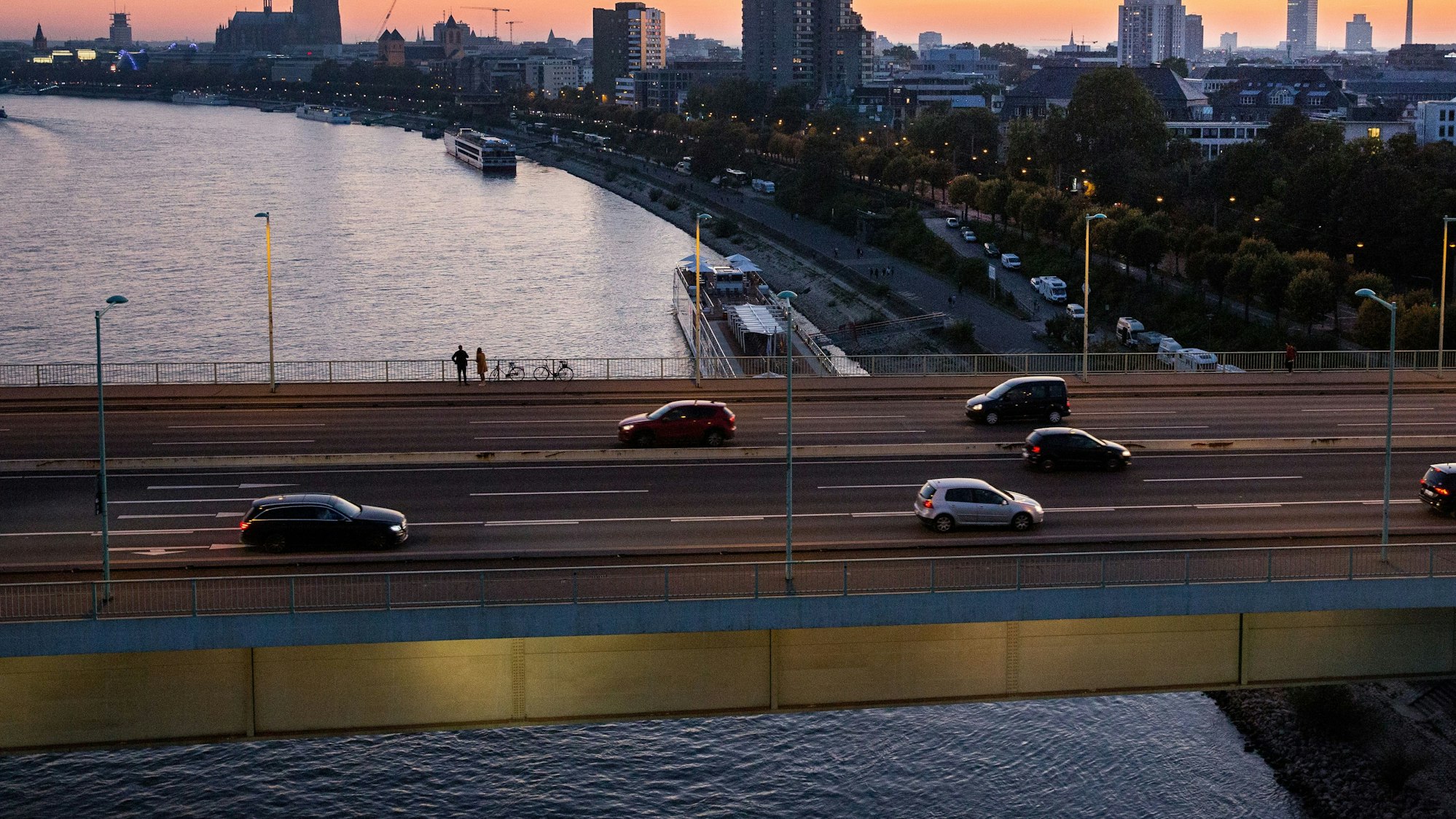 Herbstnachtfahrt der Kölner Seilbahn mit Blick auf Köln und die Zoobrücke.