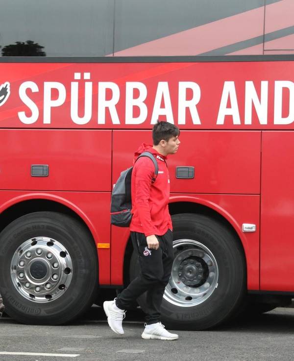 Jorge Meré vor dem Mannschaftsbus des 1. FC Köln