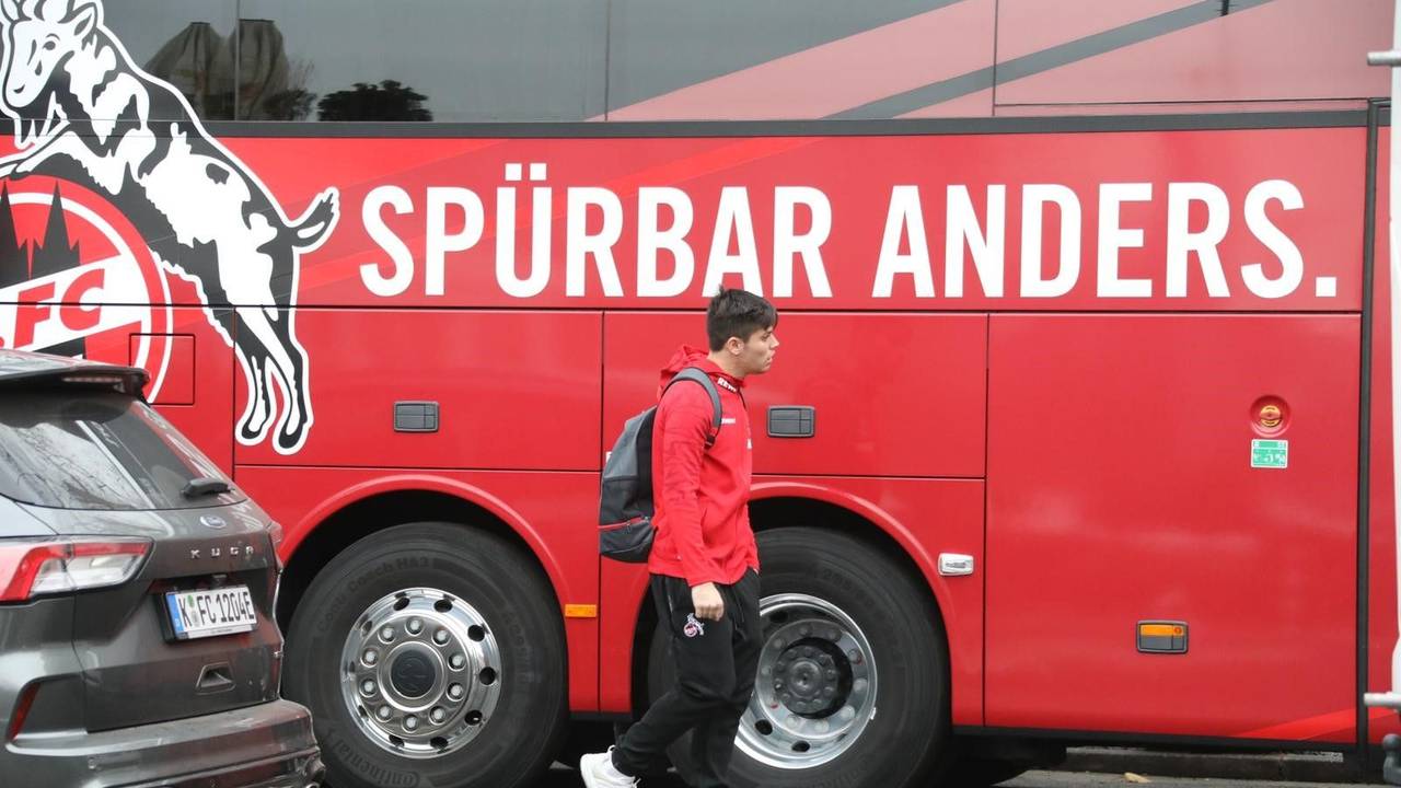 Jorge Meré vor dem Mannschaftsbus des 1. FC Köln