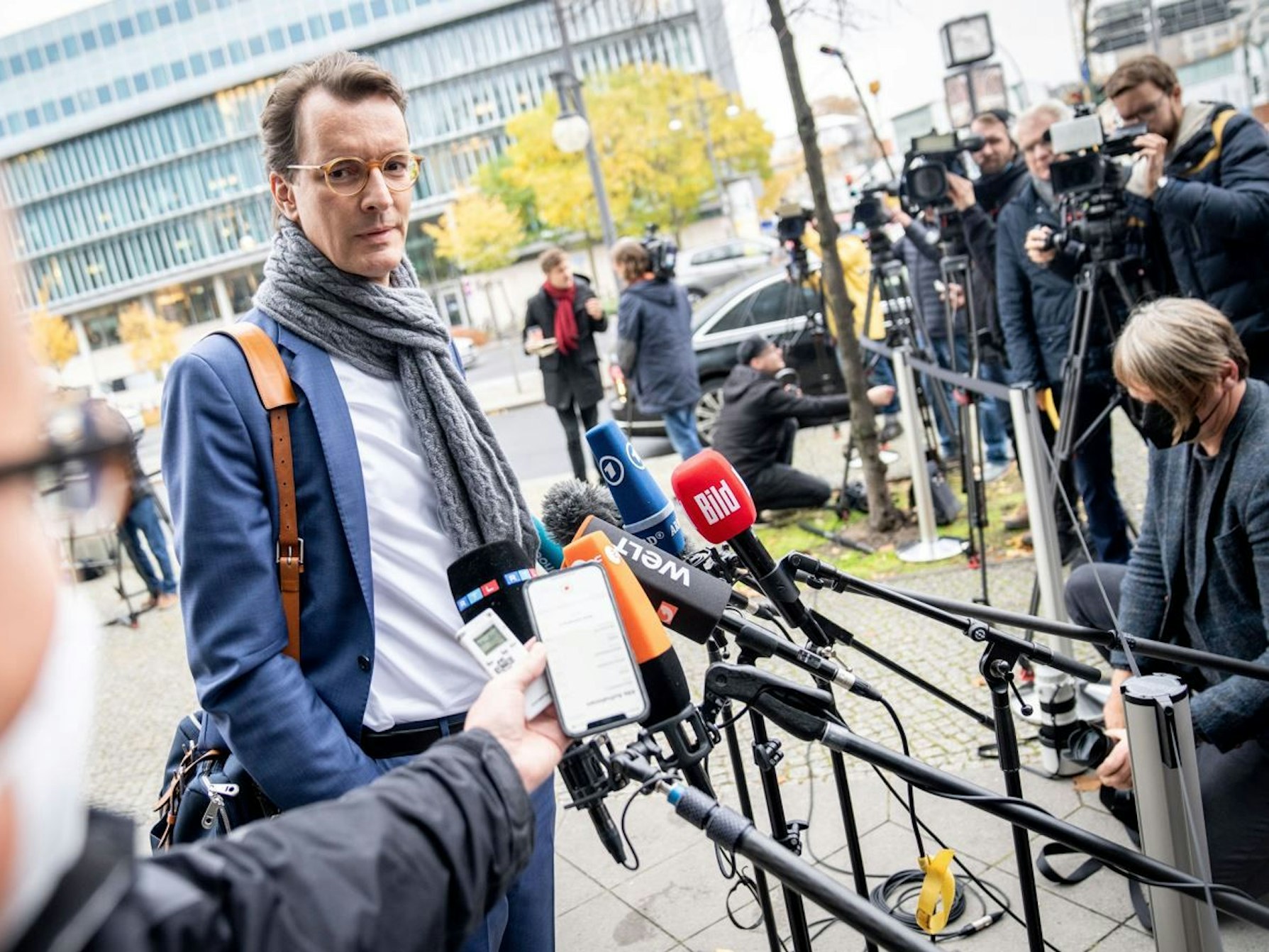 Hendrik Wüst (CDU), Ministerpräsident des Landes Nordrhein-Westfalen, kommt zu den Sondersitzungen von Präsidium und Bundesvorstand seiner Partei.