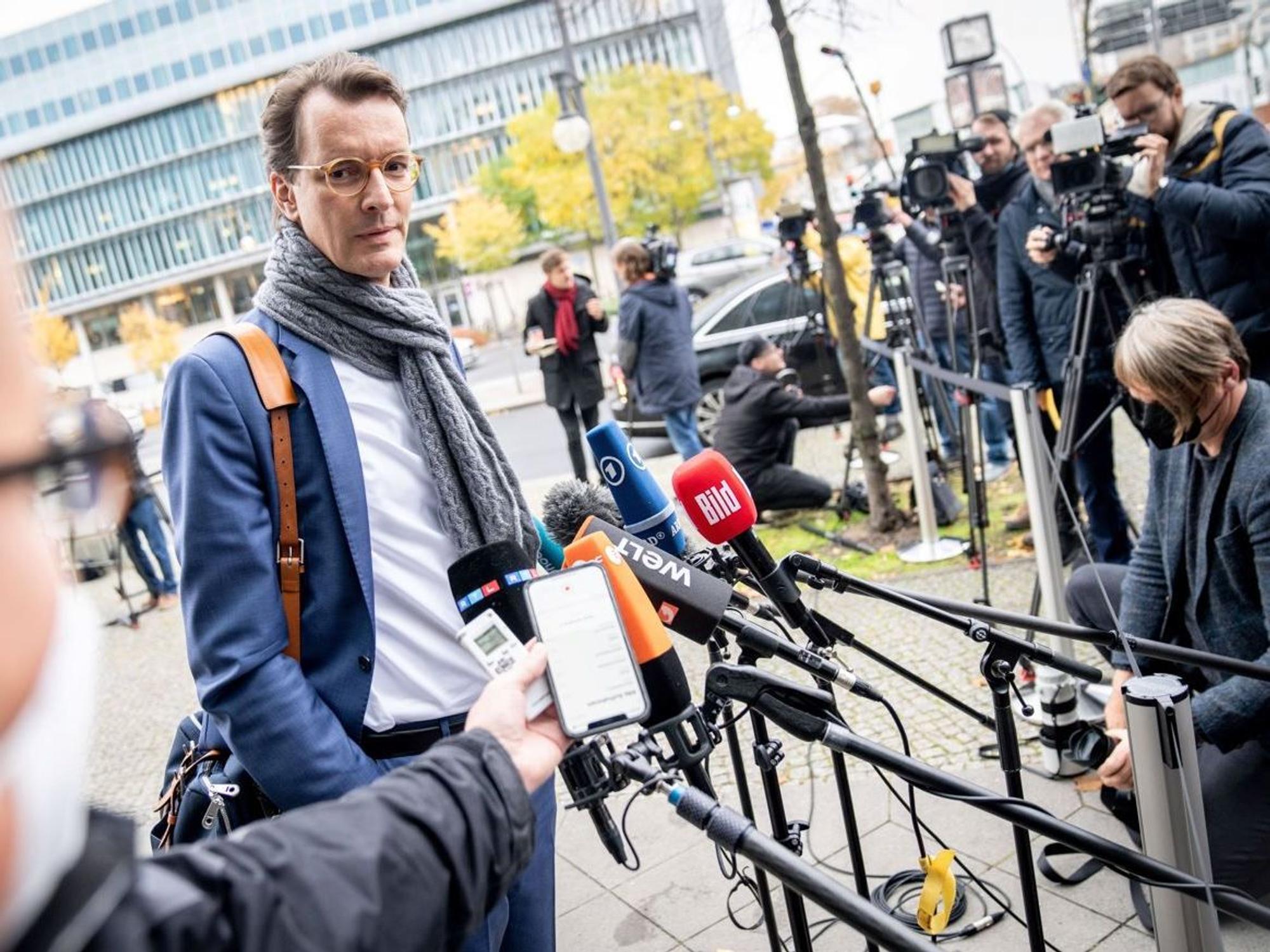 Hendrik Wüst (CDU), Ministerpräsident des Landes Nordrhein-Westfalen, kommt zu den Sondersitzungen von Präsidium und Bundesvorstand seiner Partei.