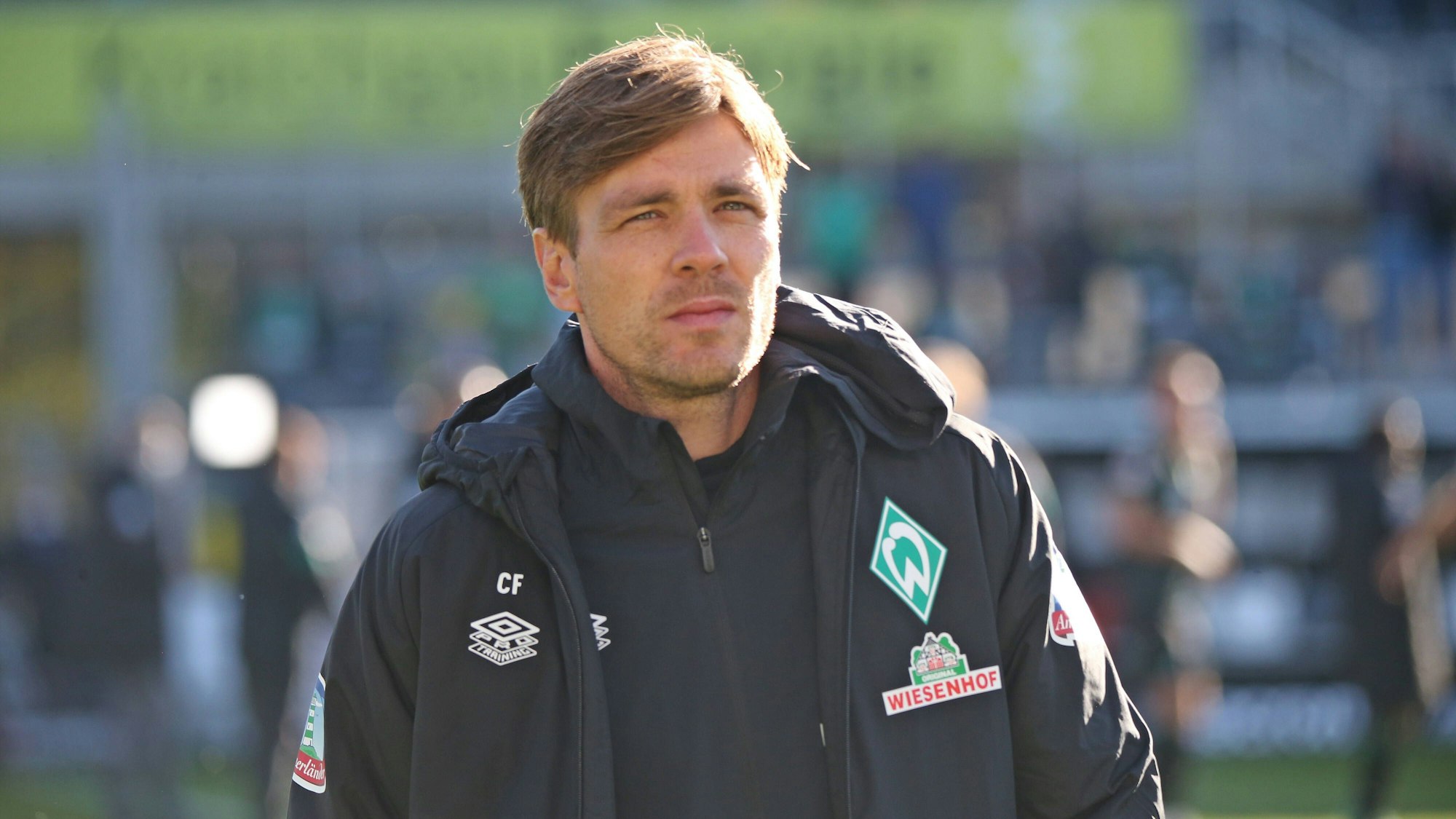 Clemens Fritz bei einem Spiel von Werder Bremen am Spielfeldrand