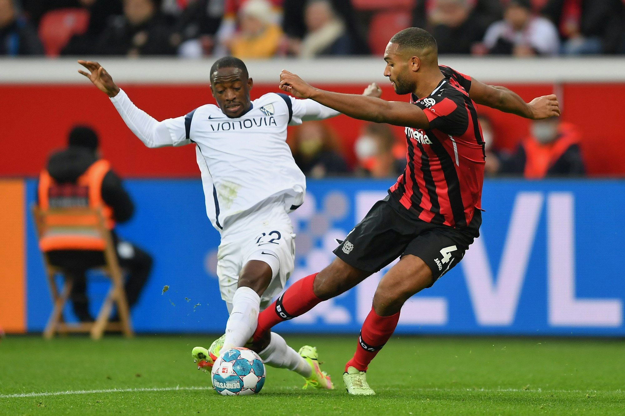Christopher Antwi-Adjei gegen Jonathan Tah.