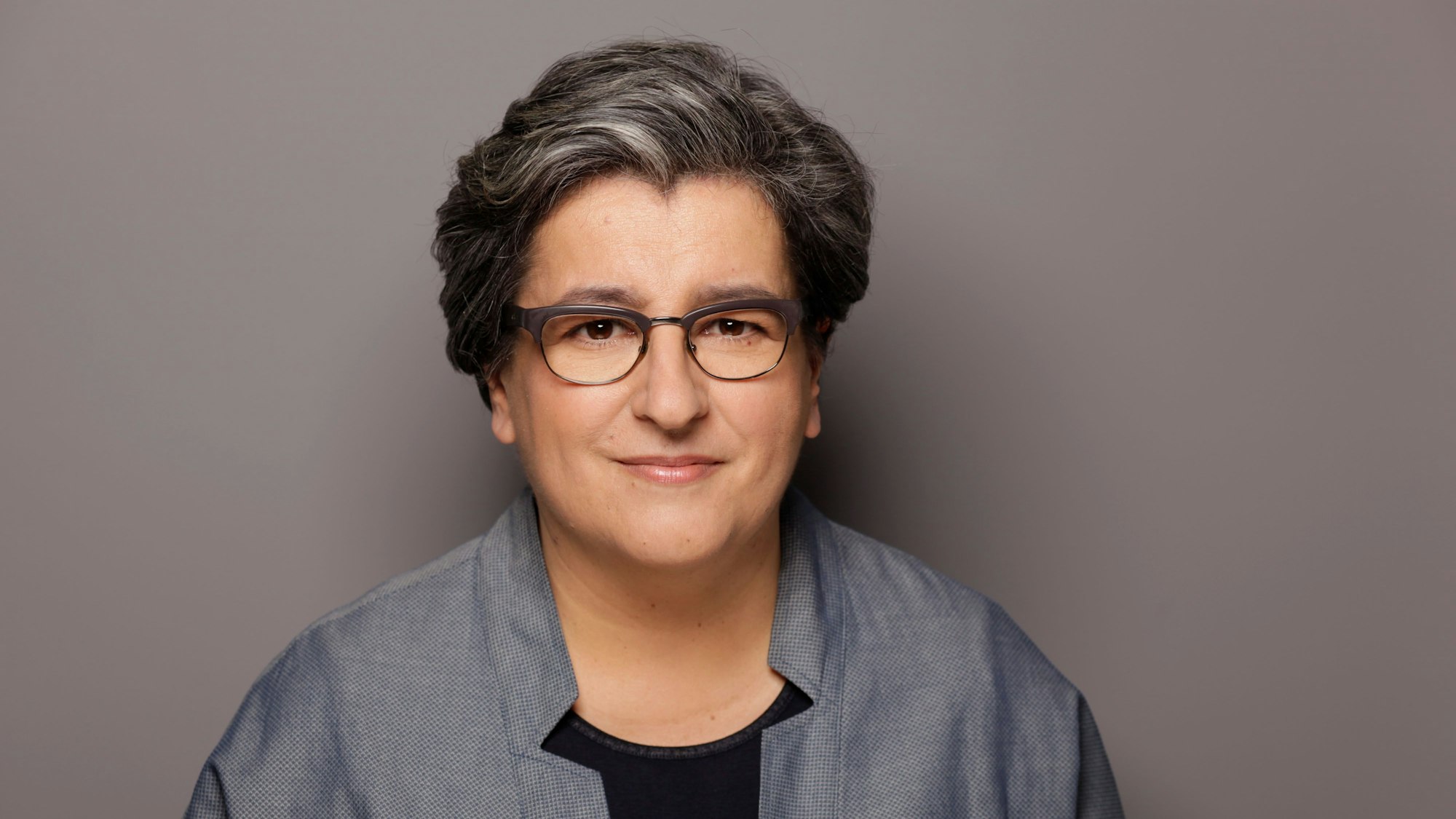 Susana dos Santos Herrmann schaut in die Kamera