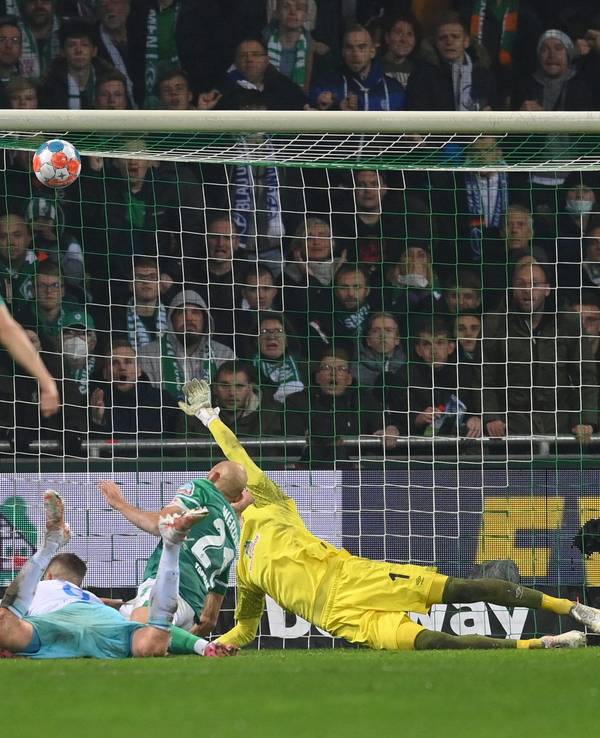 Simon Terodde köpft das 1:0 für Schalke in Bremen.