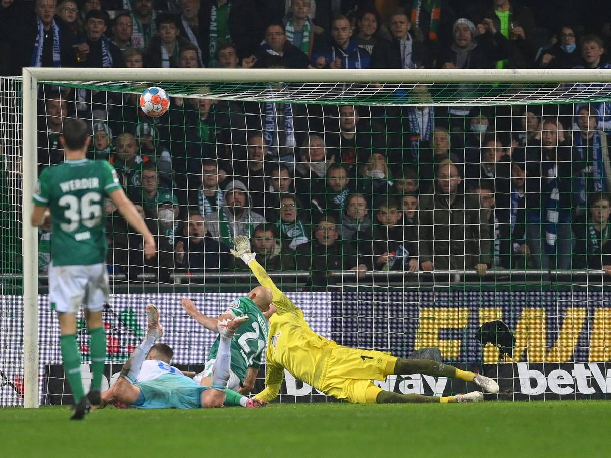 Simon Terodde köpft das 1:0 für Schalke in Bremen.