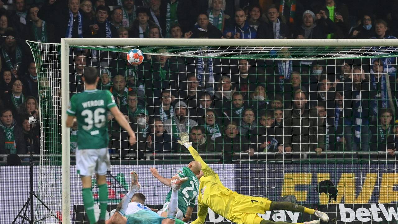 Simon Terodde köpft das 1:0 für Schalke in Bremen.