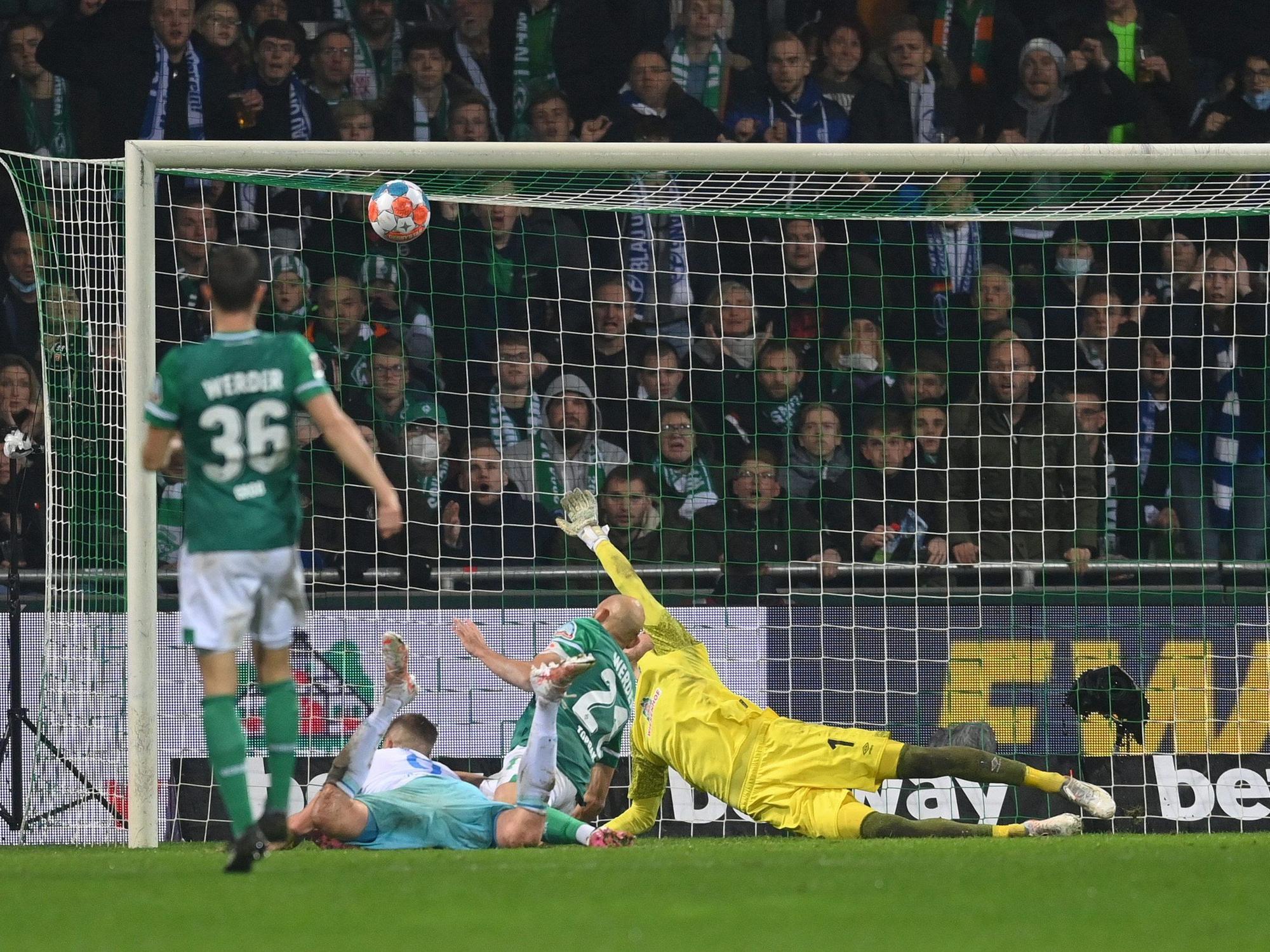 Simon Terodde köpft das 1:0 für Schalke in Bremen.