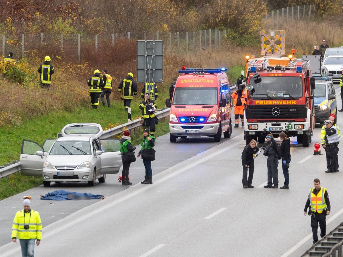Polizisten ermitteln auf der Autobahn 7 nach einem vermuteten Tötungsdelikt.