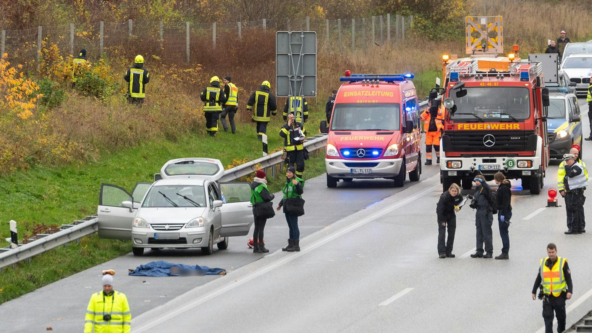 Polizisten ermitteln auf der Autobahn 7 nach einem vermuteten Tötungsdelikt.
