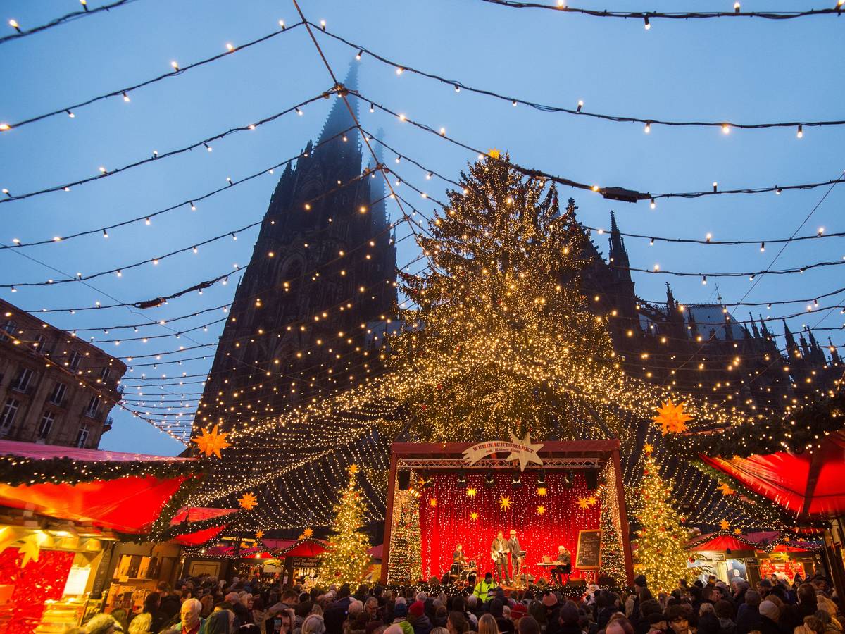 Personen hören sich am 21.12.2017 auf dem Weihnachtsmarkt am Kölner Dom (Nordrhein-Westfalen) eine musikalische Darbietung an. Foto: Rainer Jensen/dpa ++ +++ dpa-Bildfunk +++