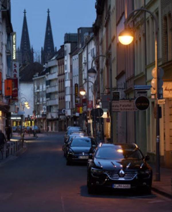 Köln: Streifzug durch das Nachtleben durch die leere Stadt Friesenstraße.