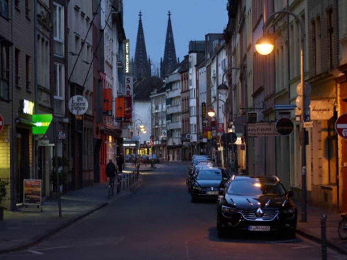 Köln: Streifzug durch das Nachtleben durch die leere Stadt Friesenstraße.