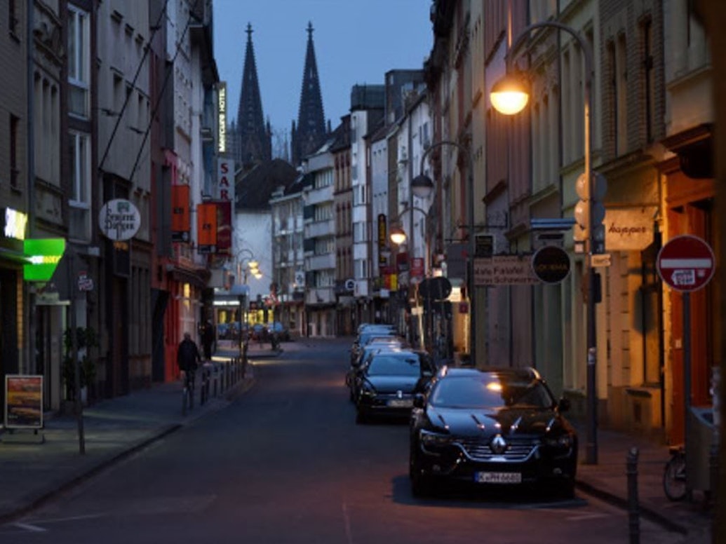 Köln: Streifzug durch das Nachtleben durch die leere Stadt Friesenstraße.
