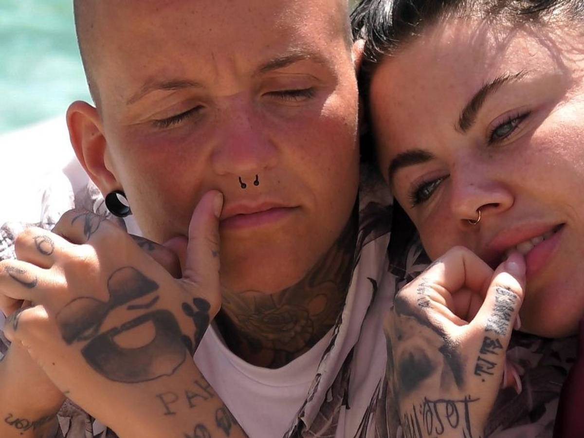 Die Single-Ladys Saskia (links) und Iry können die Finger nicht voneinander lassen.