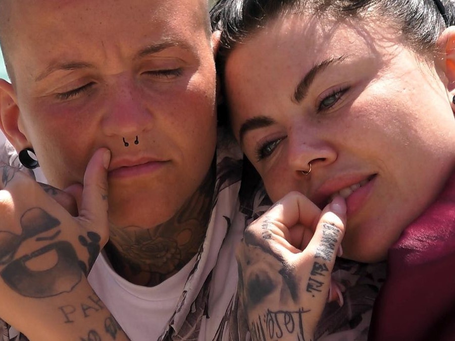 Die Single-Ladys Saskia (links) und Iry können die Finger nicht voneinander lassen.