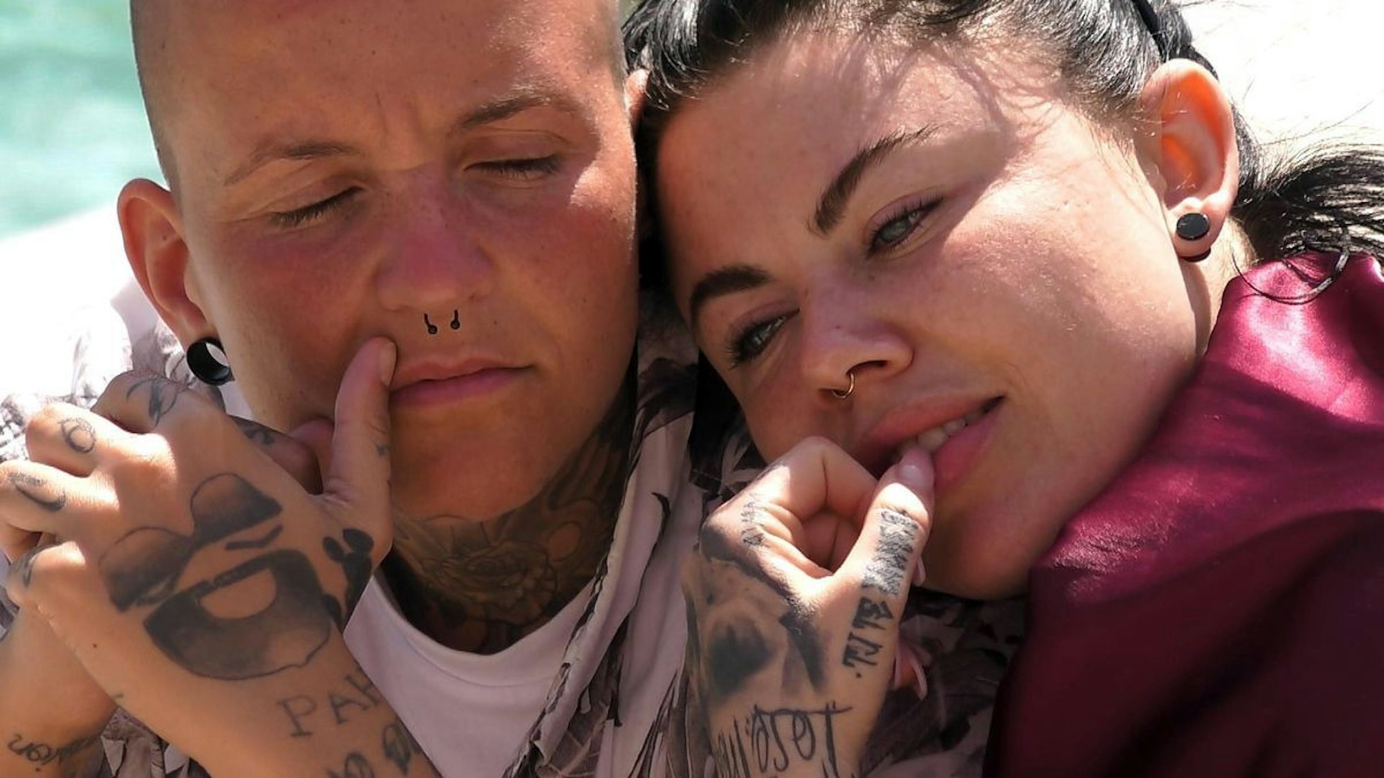 Die Single-Ladys Saskia (links) und Iry können die Finger nicht voneinander lassen.