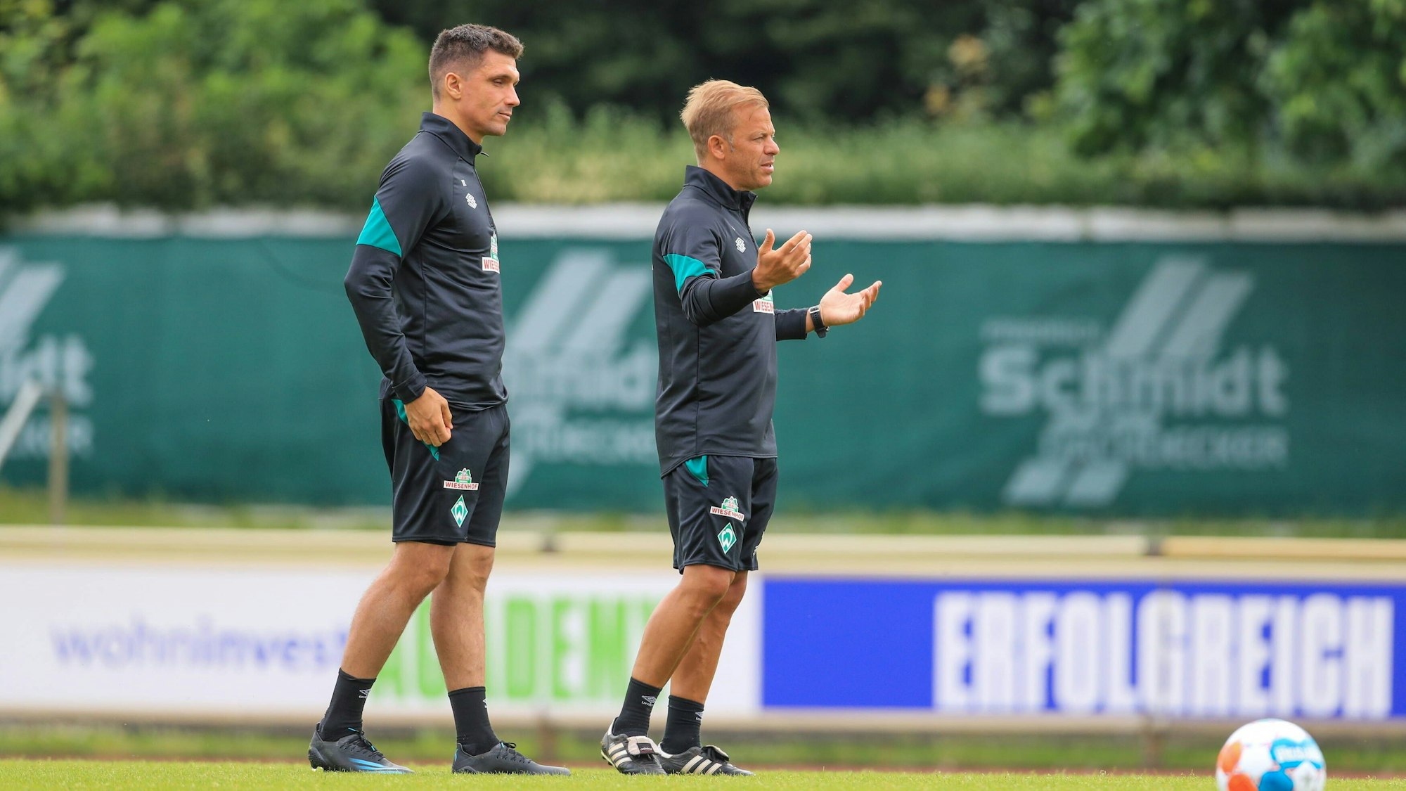 Danijel Zenkovic steht mit Markus Anfang auf dem Trainingsplatz