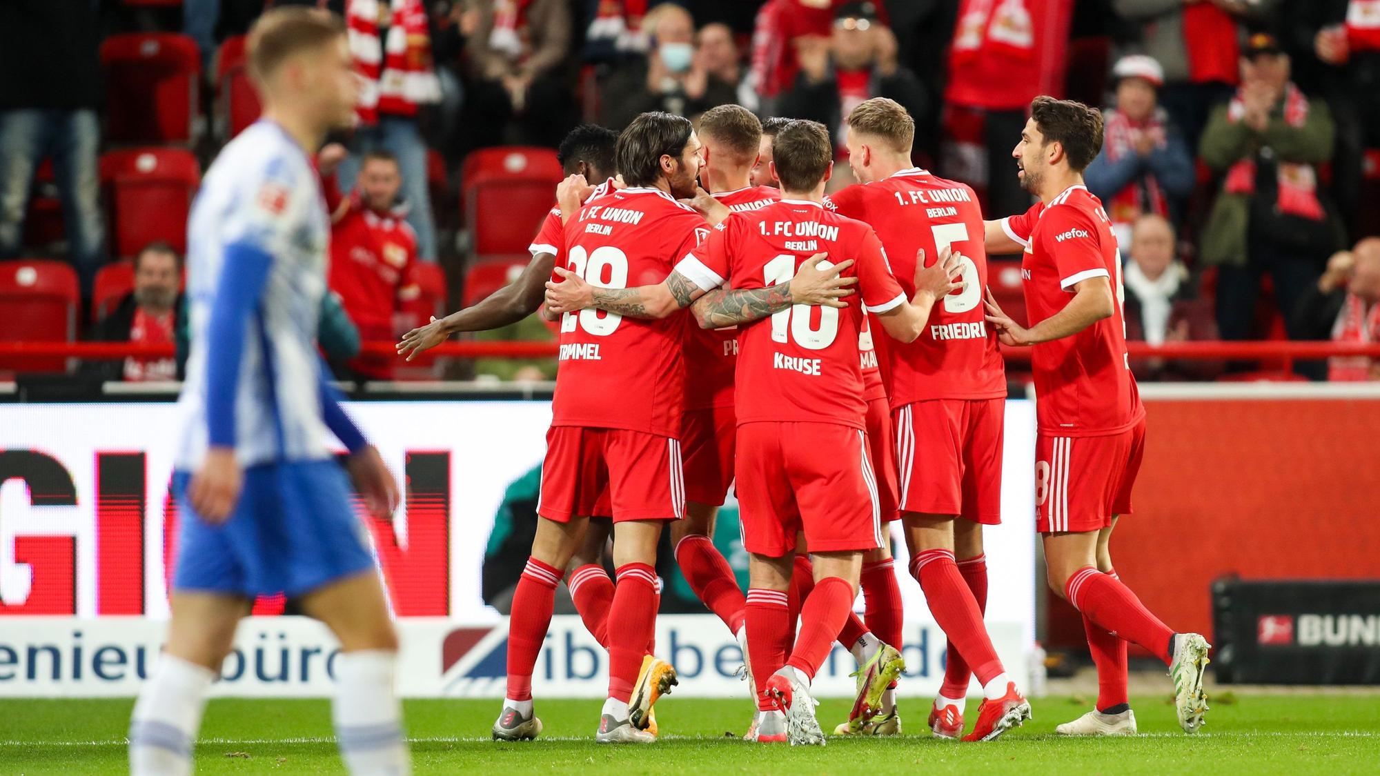 Union Berlins Taiwo Awoniyi (2.v.l) jubelt mit seinen Mitspielern über seinen Treffer zum 1:0.