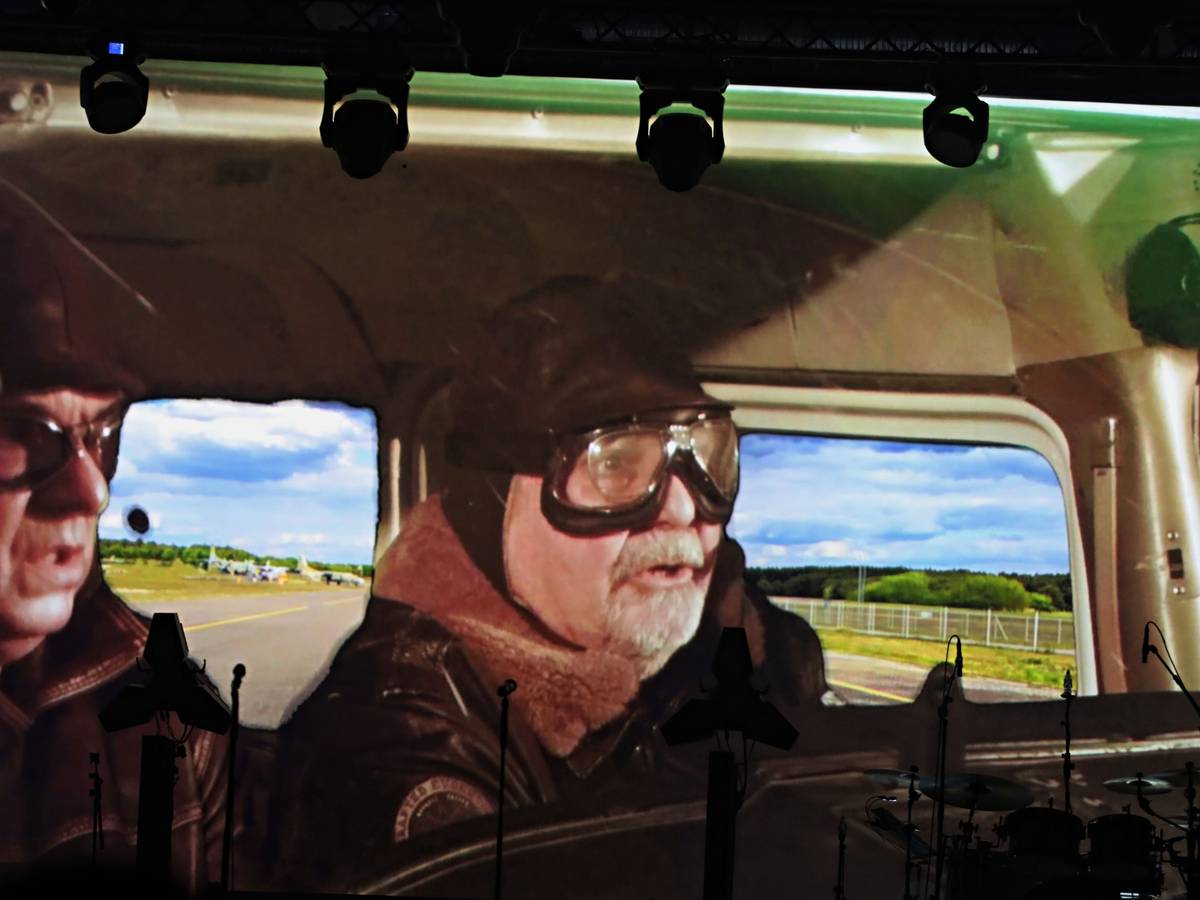 Tommy Engel und Linus als Bruchpiloten in einem Flugzeug bei der Landung