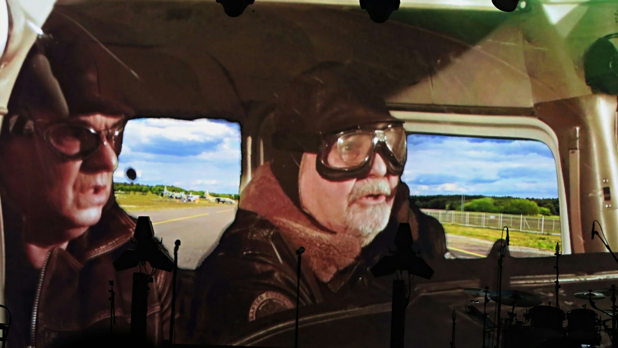 Tommy Engel und Linus als Bruchpiloten in einem Flugzeug bei der Landung