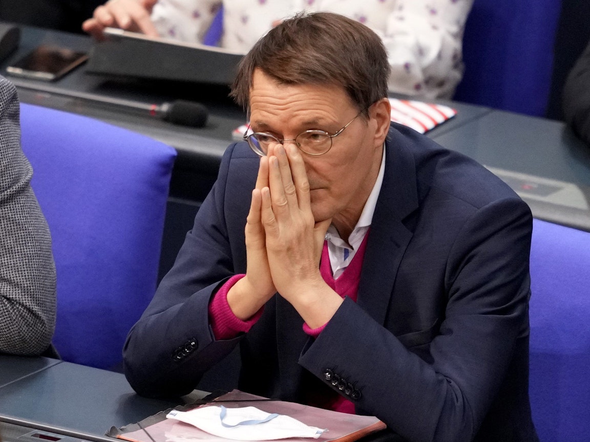 Karl Lauterbach (SPD), Gesundheitsexperte, nimmt am 18.11.2021 an der Sitzung des Bundestags teil.