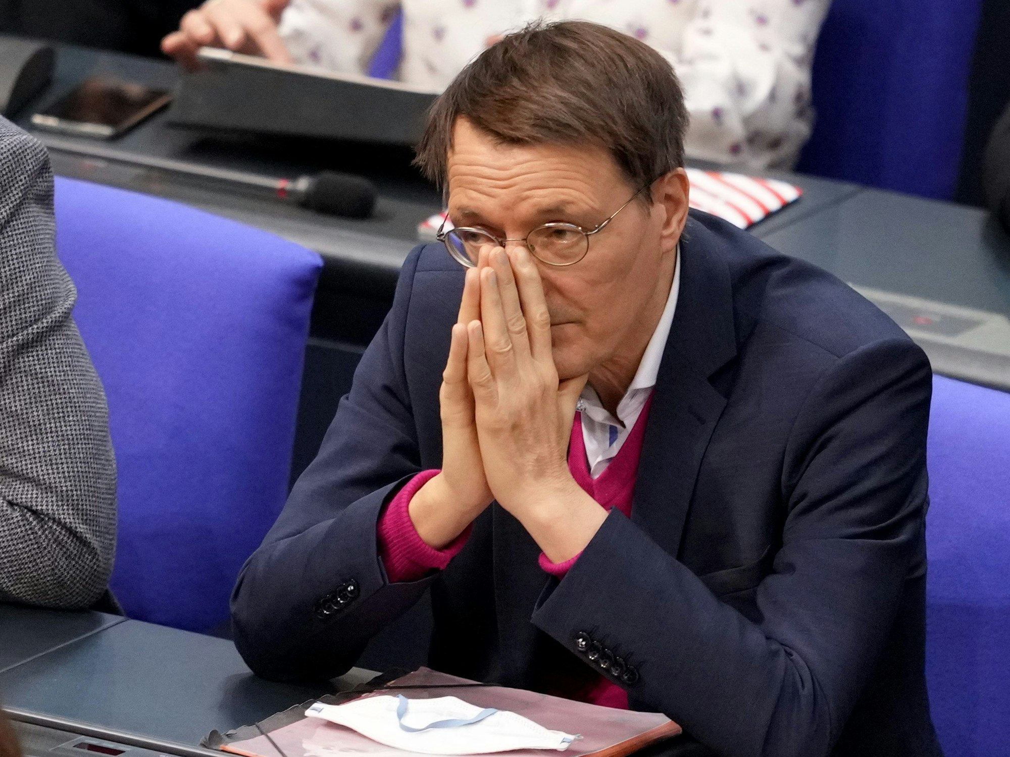 Karl Lauterbach (SPD), Gesundheitsexperte, nimmt am 18.11.2021 an der Sitzung des Bundestags teil.