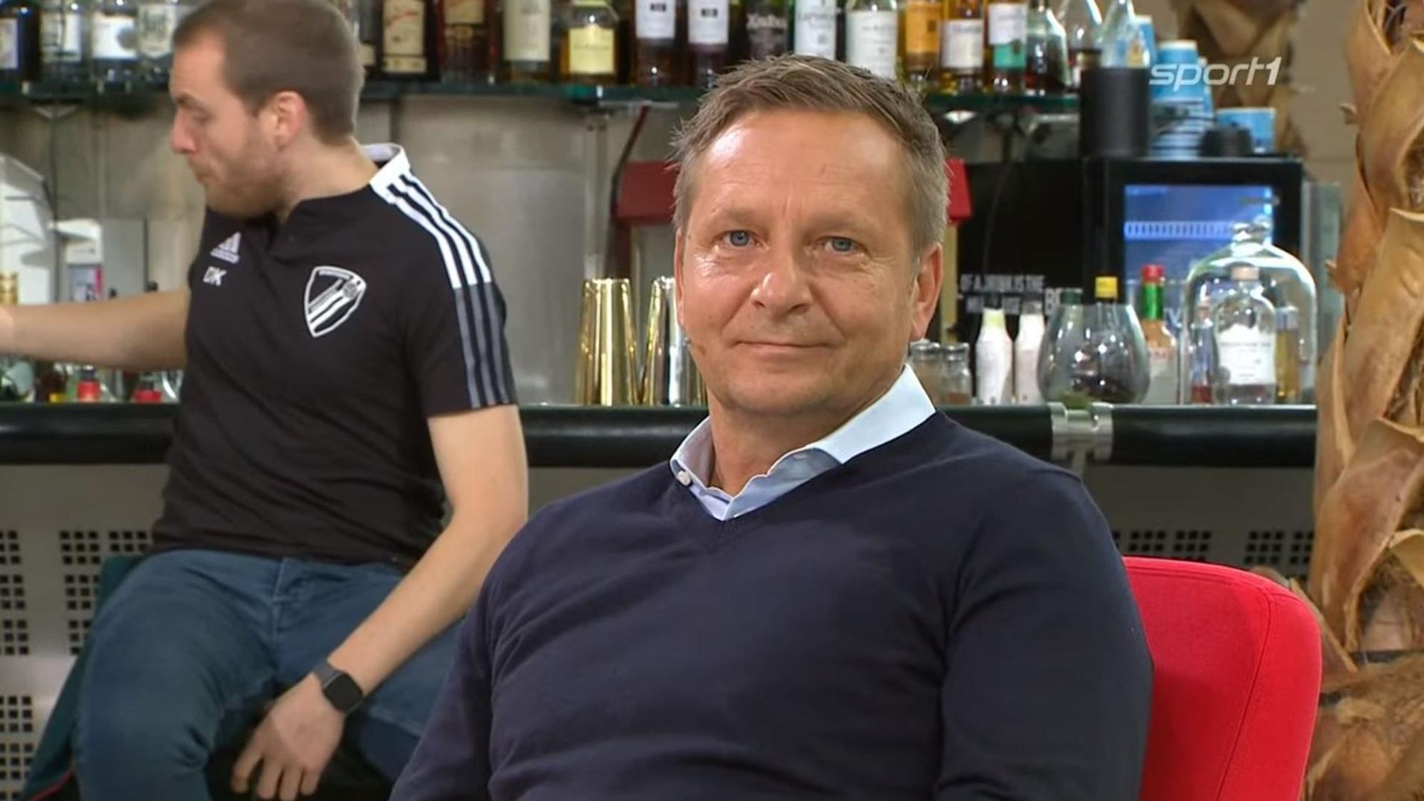 Horst Heldt sitzt beim Doppelpass.
