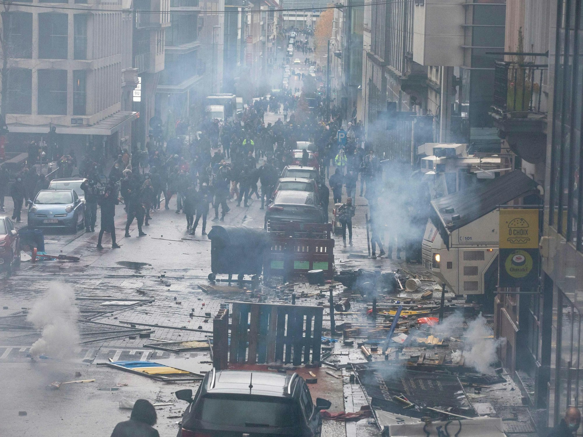 Nach friedlichem Beginn kam es bei einer Demonstration gegen die Corona-Maßnahmen am 21. November 2021 im Brüsseler Regierungsviertel zu heftigen Ausschreitungen.