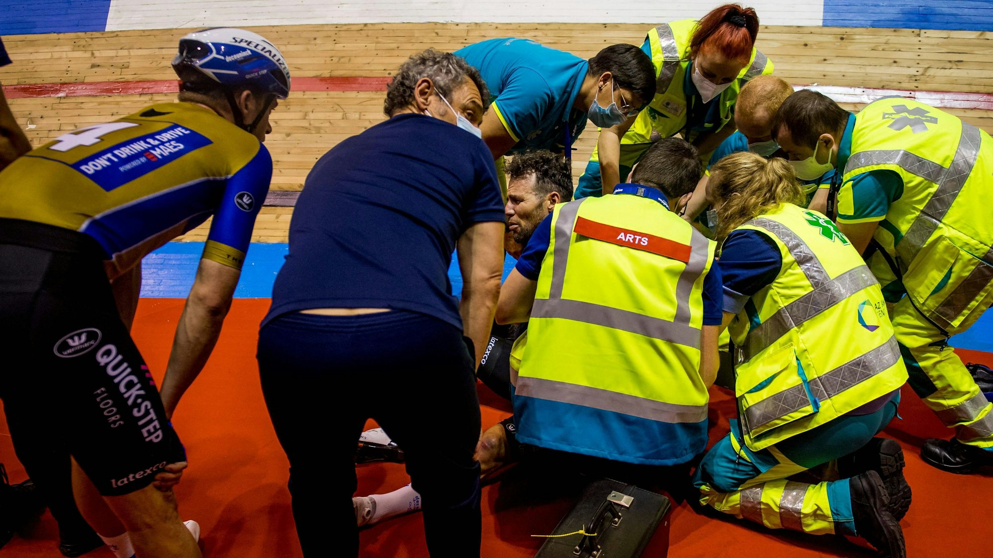 Mark Cavendish liegt auf der Strecke und wird von Medizinern betreut.