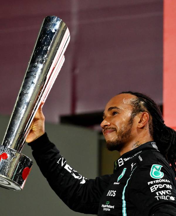 Lewis Hamilton mit dem Siegerpokal nach dem Gewinn beim Rennen der Formel 1 in Katar.