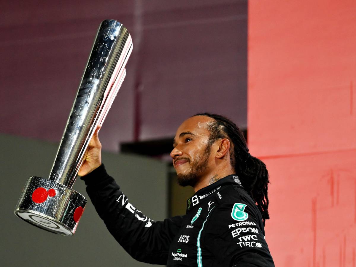 Lewis Hamilton mit dem Siegerpokal nach dem Gewinn beim Rennen der Formel 1 in Katar.