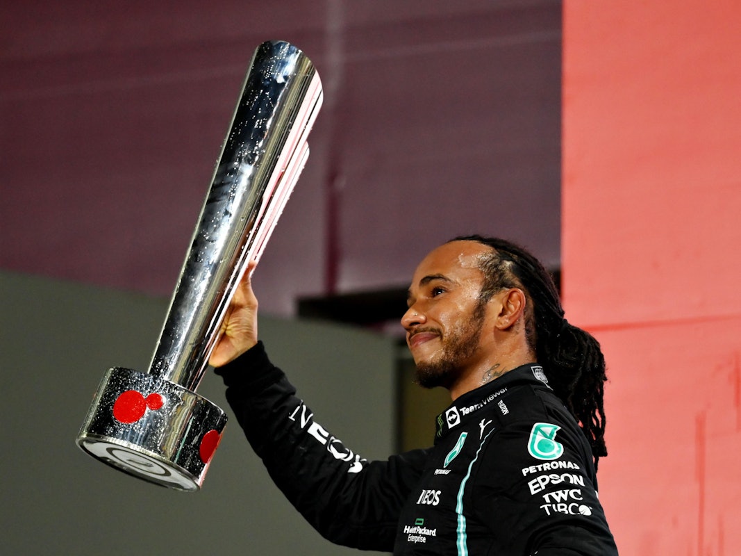 Lewis Hamilton mit dem Siegerpokal nach dem Gewinn beim Rennen der Formel 1 in Katar.