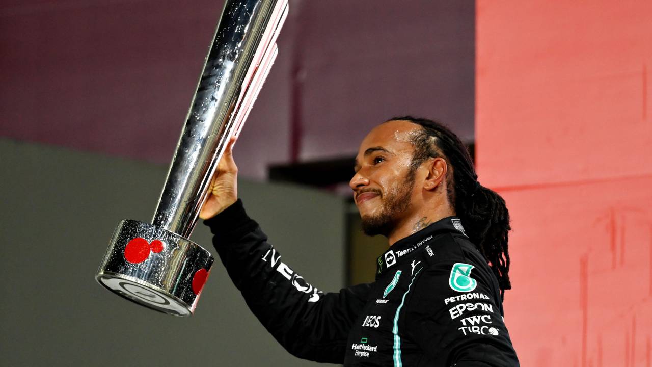 Lewis Hamilton mit dem Siegerpokal nach dem Gewinn beim Rennen der Formel 1 in Katar.