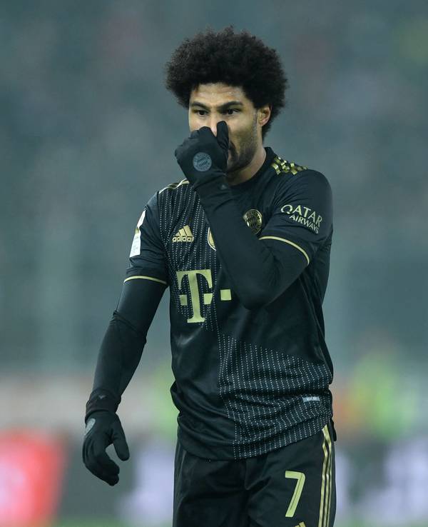 Serge Gnabry rümpft im Spiel des FC Bayern München die Nase.