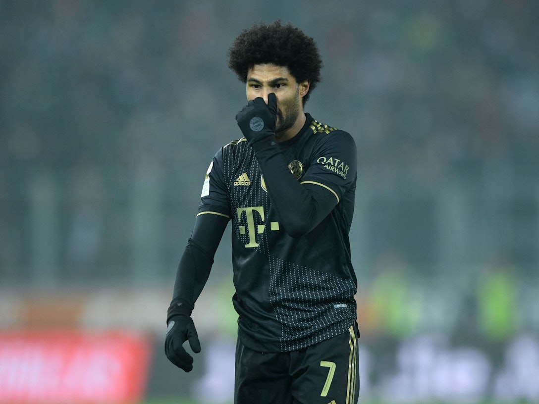 Serge Gnabry rümpft im Spiel des FC Bayern München die Nase.