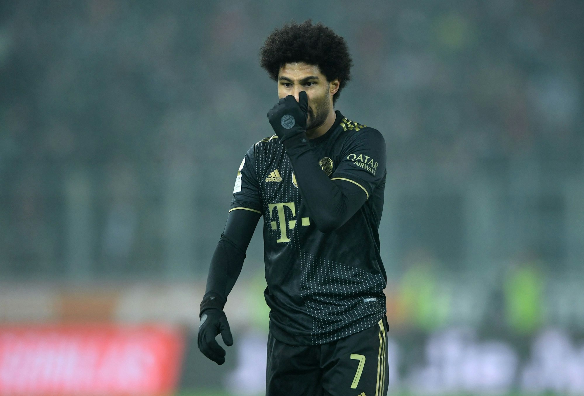 Serge Gnabry rümpft im Spiel des FC Bayern München die Nase.
