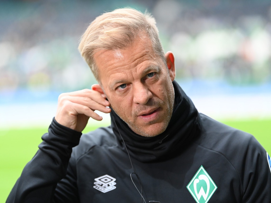 Markus Anfang bei einem TV-Interview als Bremen-Trainer.